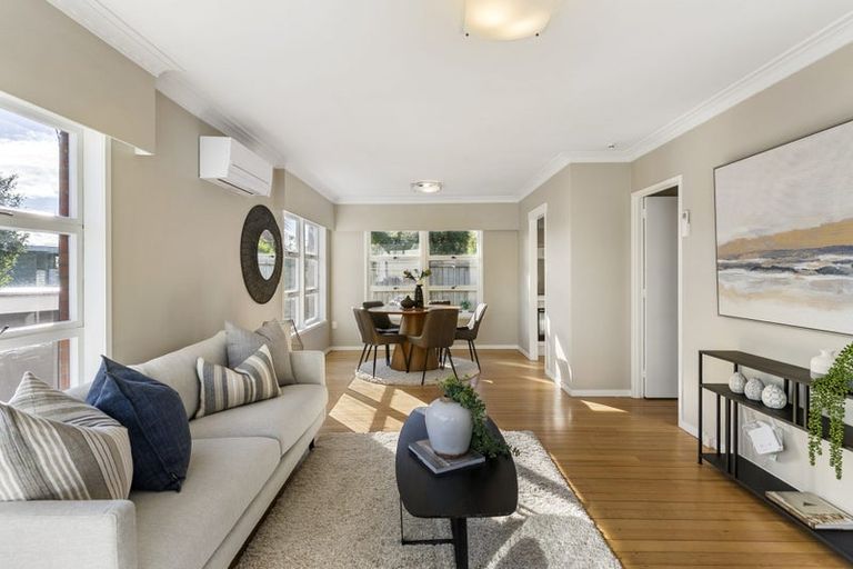 Photo of property in 3/166 East Coast Road, Forrest Hill, Auckland, 0620