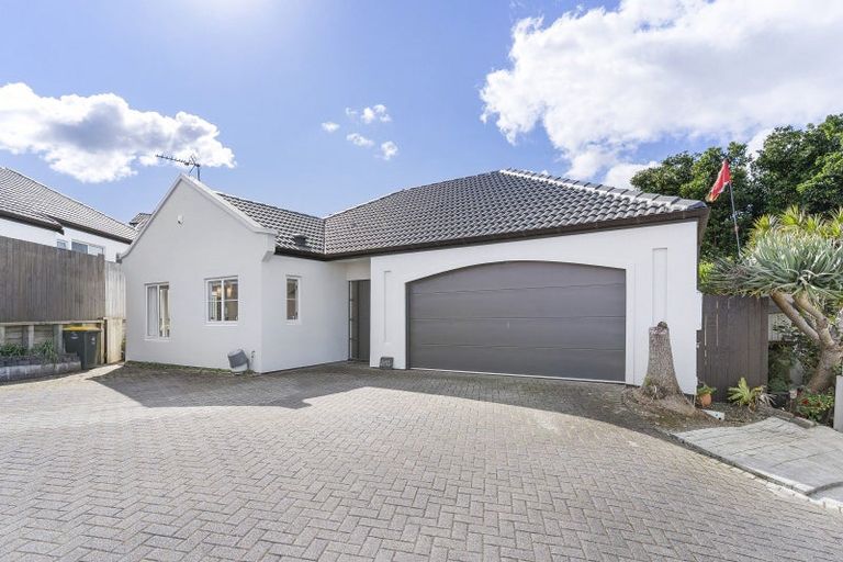 Photo of property in 2/12 Vireya Court, Goodwood Heights, Auckland, 2105