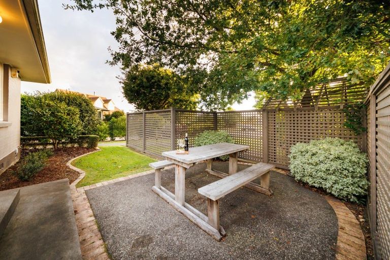 Photo of property in 30 Saint Albans Avenue, Hokowhitu, Palmerston North, 4410