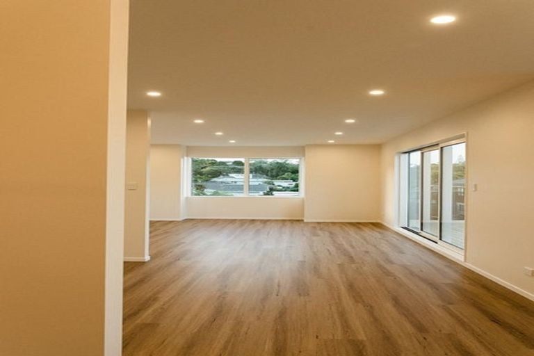 Photo of property in 1c Taupiko Place, Green Bay, Auckland, 0604