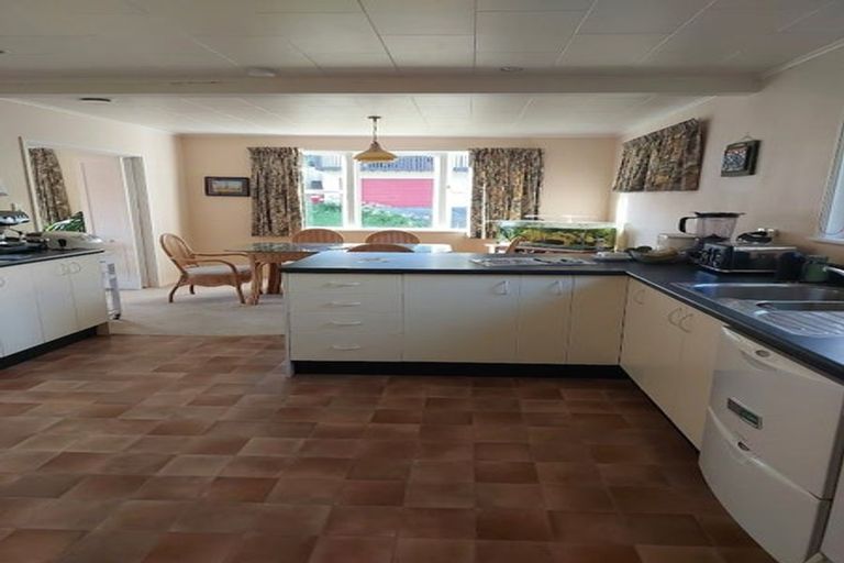 Photo of property in 11 Zande Terrace, Tawa, Wellington, 5028