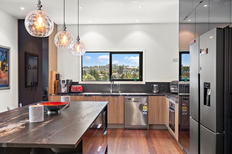 Photo of property in 2 Sunvista Avenue, Oteha, Auckland, 0632