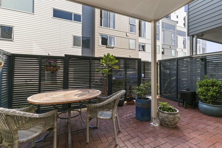 Photo of property in 2/15 Roxburgh Street, Mount Victoria, Wellington, 6011
