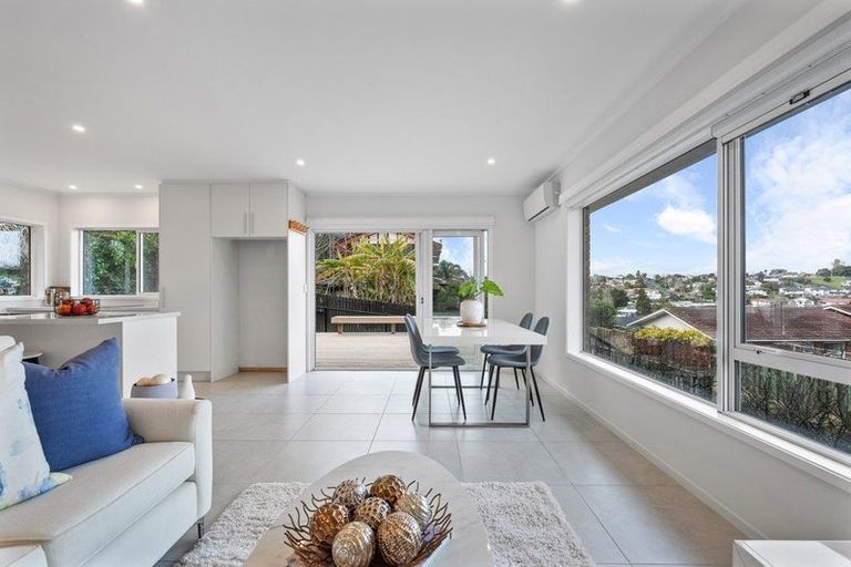 Photo of property in 1/28a Ravenwood Drive, Forrest Hill, Auckland, 0620