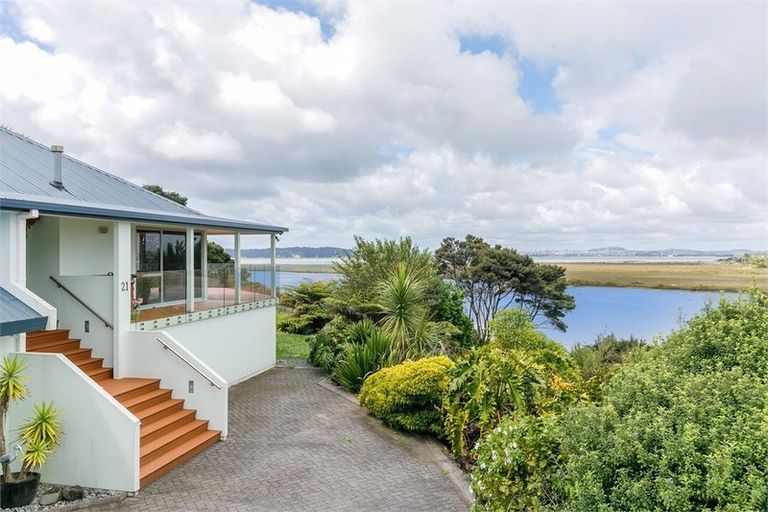 Photo of property in 21 Constable Lane, West Harbour, Auckland, 0618