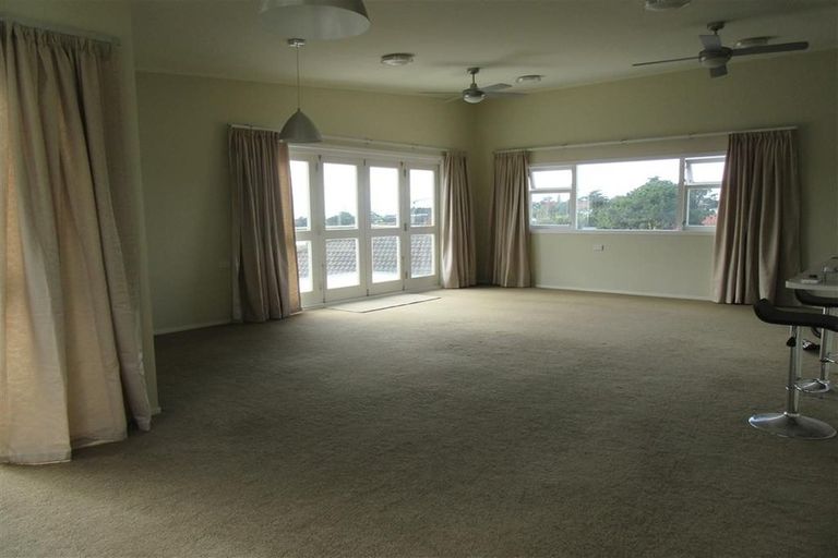 Photo of property in 117a Carlisle Road, Northcross, Auckland, 0632