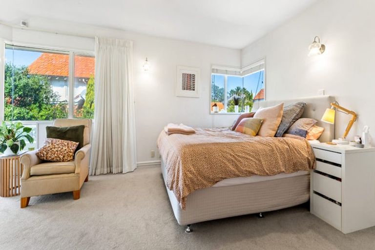 Photo of property in 1/1a Clifton Road, Hauraki, Auckland, 0622