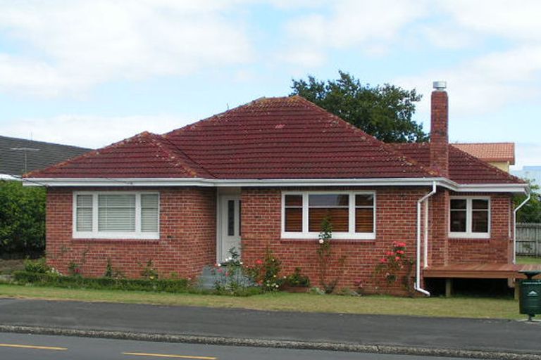 Photo of property in 136 Onewa Road, Northcote, Auckland, 0627