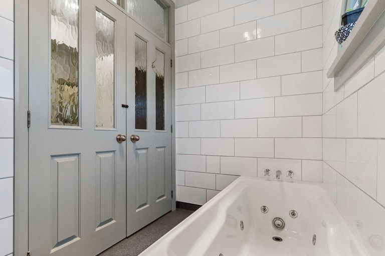 Photo of property in 1 Cossens Street, Balclutha, 9230