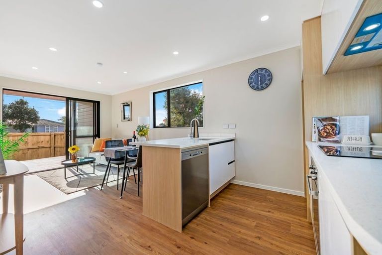 Photo of property in 2/3 Royal View Road, Te Atatu South, Auckland, 0610