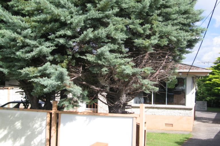 Photo of property in 2/856 East Coast Road, Northcross, Auckland, 0630