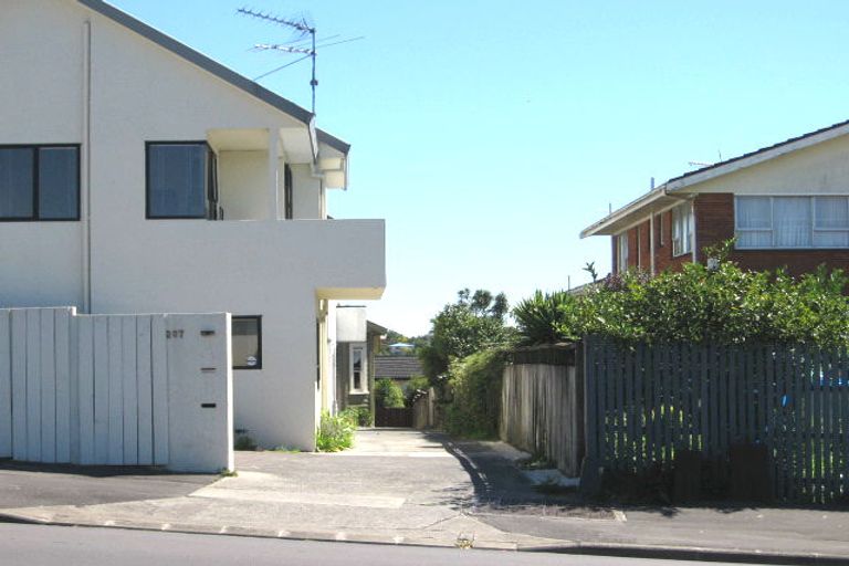 Photo of property in 1/207 Onewa Road, Birkenhead, Auckland, 0626