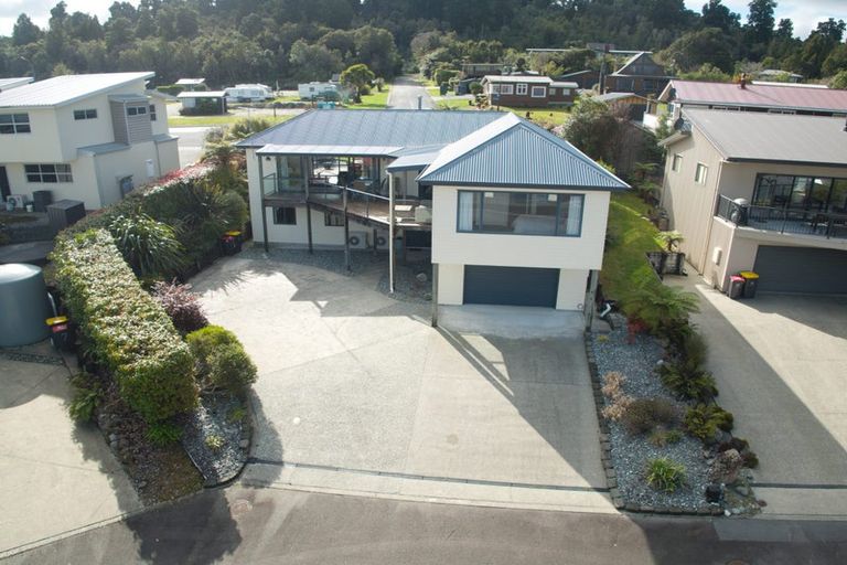 Photo of property in 9 Ranui Place, Moana, 7872
