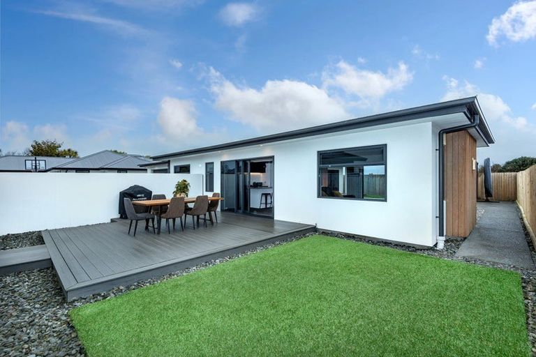 Photo of property in 14 Blue Gum Place, New Brighton, Christchurch, 8083