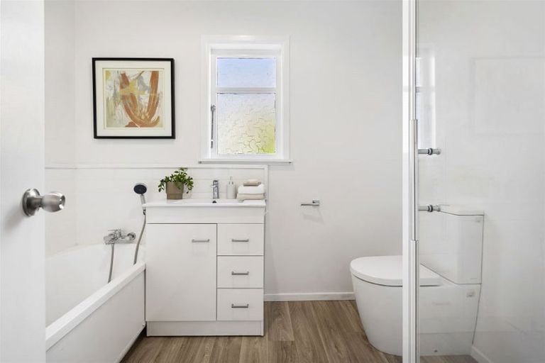 Photo of property in 2/5 Elderwood Lane, Belmont, Auckland, 0622