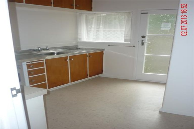 Photo of property in 3/2 Longbill Place, Glendene, Auckland, 0602