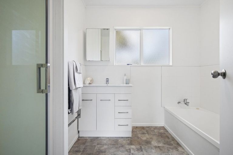 Photo of property in 24 Taihiki Road, Clarks Beach, 2122