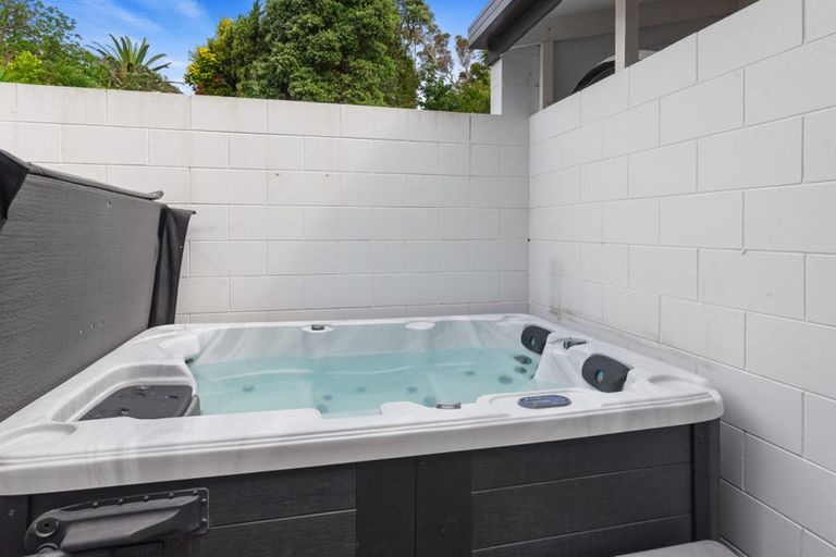 Photo of property in 25 Mayfair Crescent, Mairangi Bay, Auckland, 0630