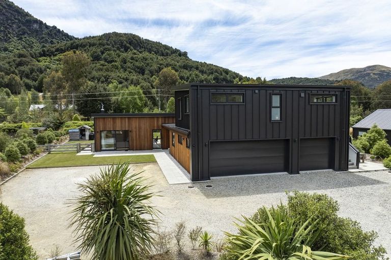 Photo of property in 43 Peregrine Falcon Road, Mount Creighton, Queenstown, 9371
