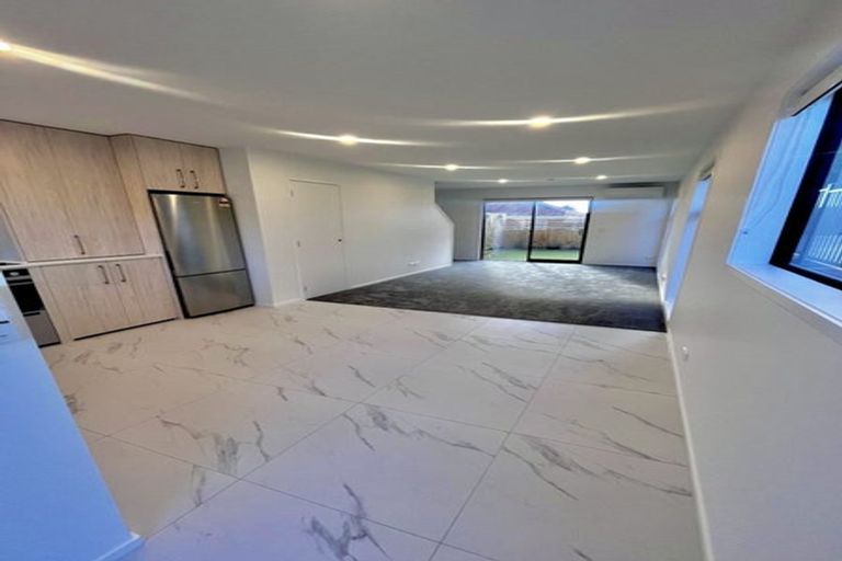 Photo of property in 1/23 Awaroa Road, Sunnyvale, Auckland, 0612