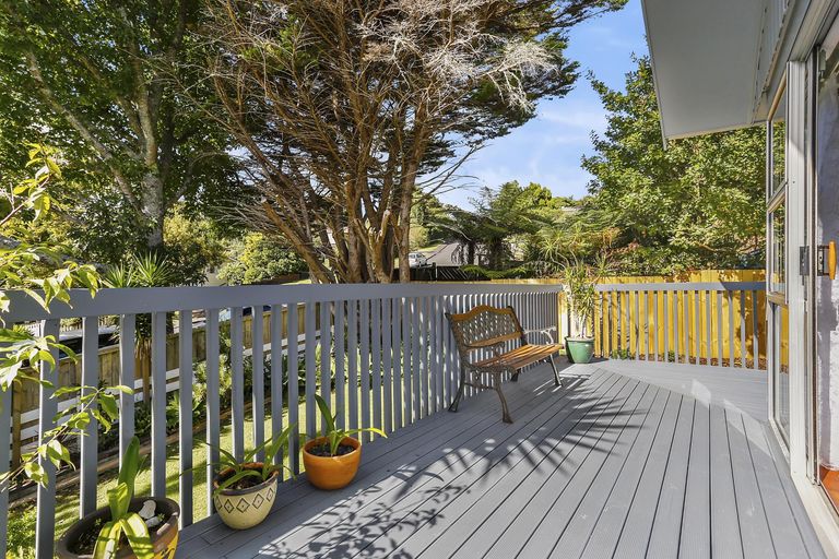 Photo of property in 16 Onedin Place, Titirangi, Auckland, 0604