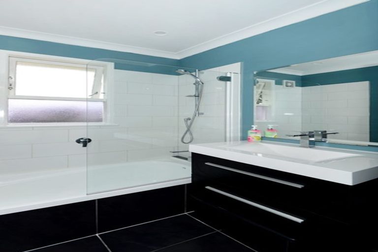 Photo of property in 22 Hatherlow Street, Glenfield, Auckland, 0629