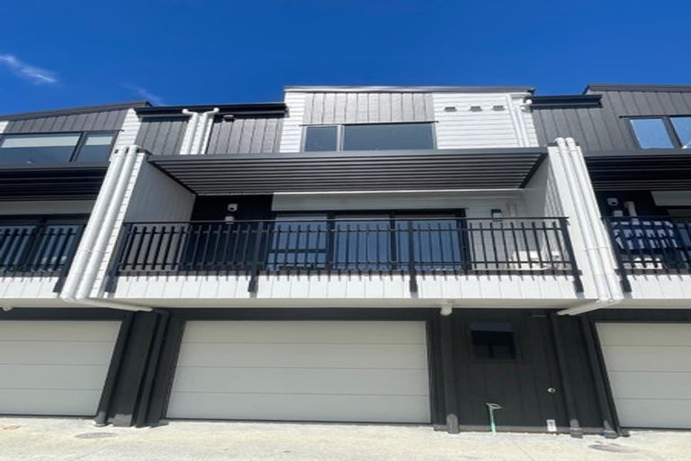 Photo of property in 2/58 Te Atatu Road, Te Atatu South, Auckland, 0610