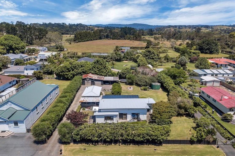 Photo of property in 19 Taupaki Road, Taupaki, Henderson, 0782