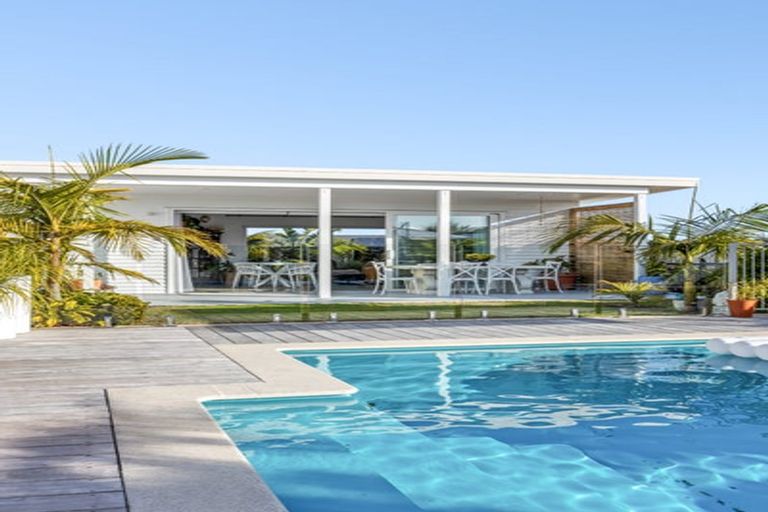 Photo of property in 2 Taimoana Close, Mangawhai Heads, Mangawhai, 0505