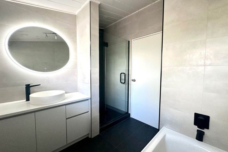 Photo of property in 646 Waitakere Road, Kumeu, 0891