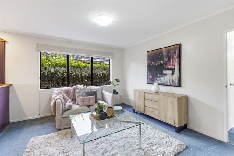 Photo of property in 14 West Fairway, Golflands, Auckland, 2013