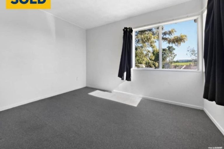 Photo of property in 18 Styca Place, Sunnyvale, Auckland, 0612