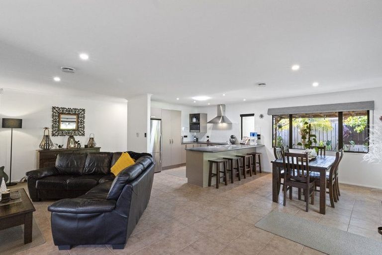 Photo of property in 14 Cathcart Close, Pukekohe, 2120