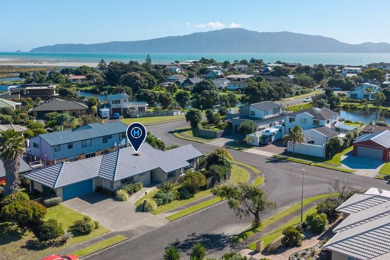 Photo of property in 4 Te Ropata Place, Waikanae Beach, Waikanae, 5036