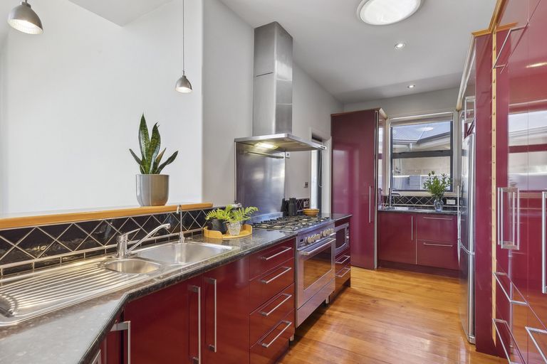 Photo of property in 85 Hargest Crescent, Saint Clair, Dunedin, 9012