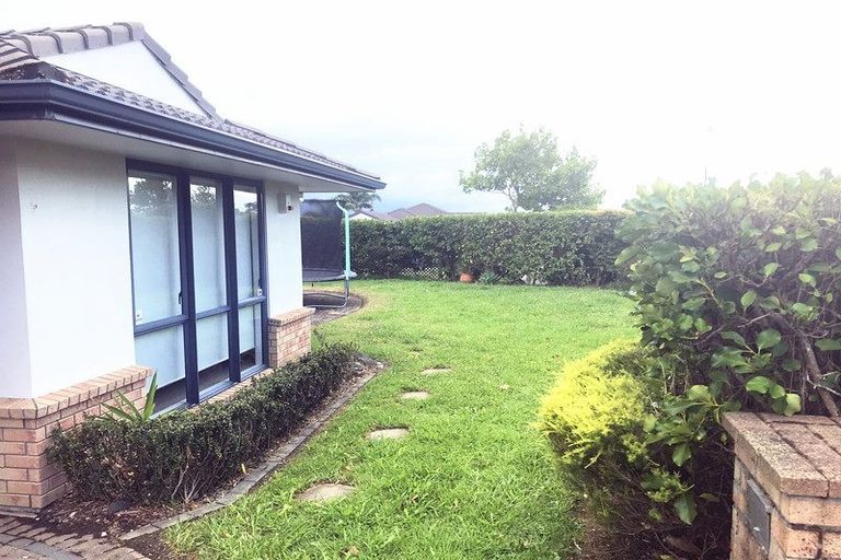 Photo of property in 1 Canonbie Place, East Tamaki Heights, Auckland, 2016