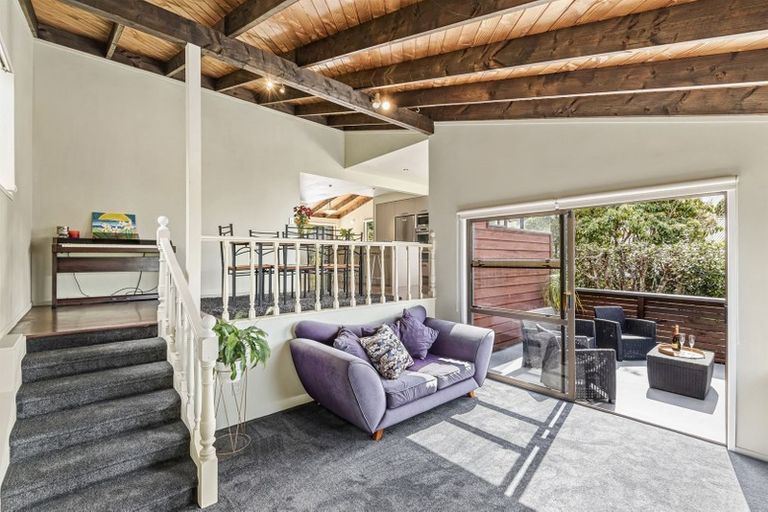 Photo of property in 21 Longfellow Parade, Glen Eden, Auckland, 0604