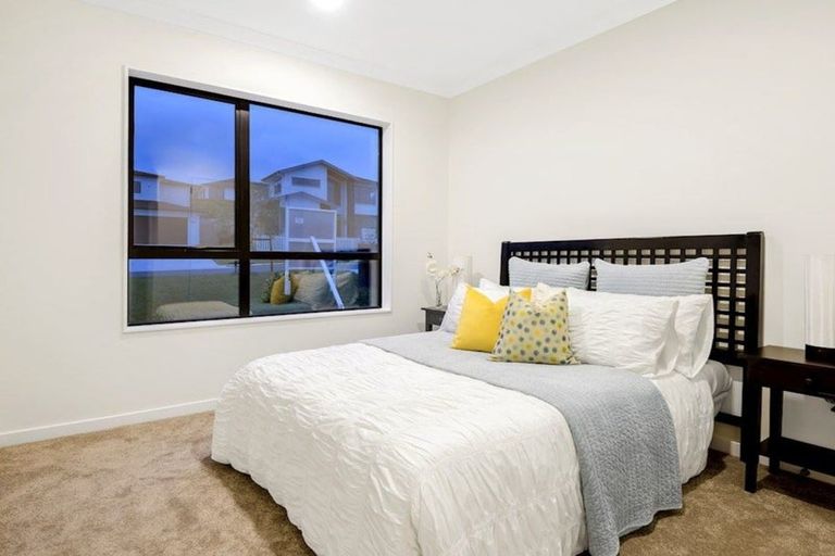 Photo of property in 19 Syd Grant Crescent, Orewa, 0931