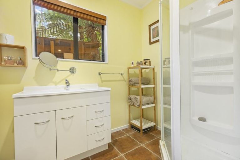 Photo of property in 11 Valley View Road, Titirangi, Auckland, 0604