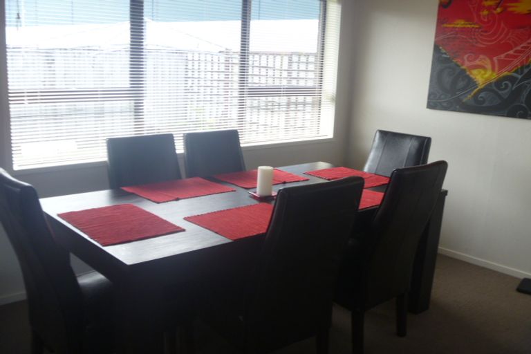 Photo of property in 2/6 Walter Strevens Drive, Conifer Grove, Takanini, 2112