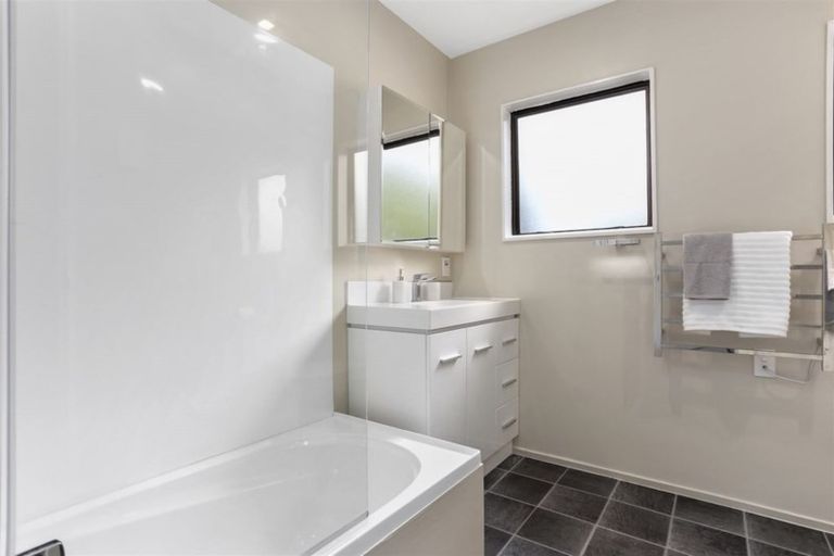 Photo of property in 29 Cron Avenue, Te Atatu South, Auckland, 0610