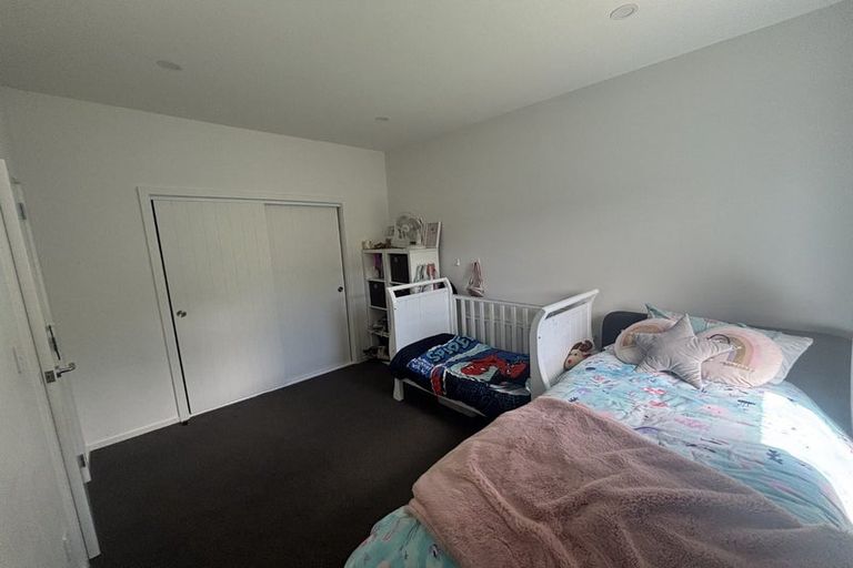 Photo of property in 5 Bendigo Grove, Newlands, Wellington, 6037