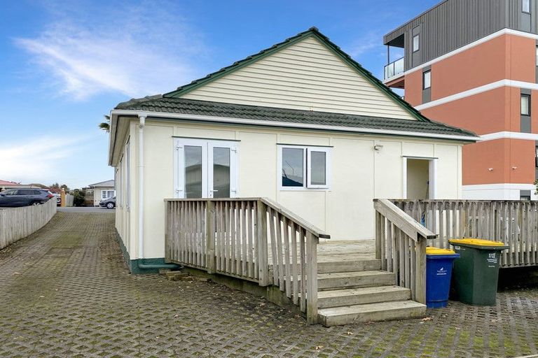Photo of property in 3190 Great North Road, New Lynn, Auckland, 0600