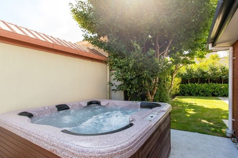 Photo of property in 21 Bryndwr Road, Fendalton, Christchurch, 8052