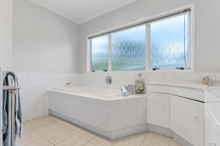 Photo of property in 30 Ganymede Place, Half Moon Bay, Auckland, 2012