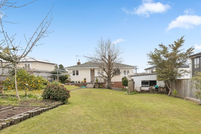 Photo of property in 5 Valron Road, Te Atatu South, Auckland, 0602