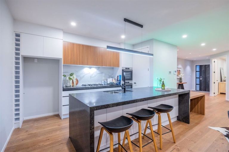 Photo of property in 18 Madden Avenue, Kumeu, 0810