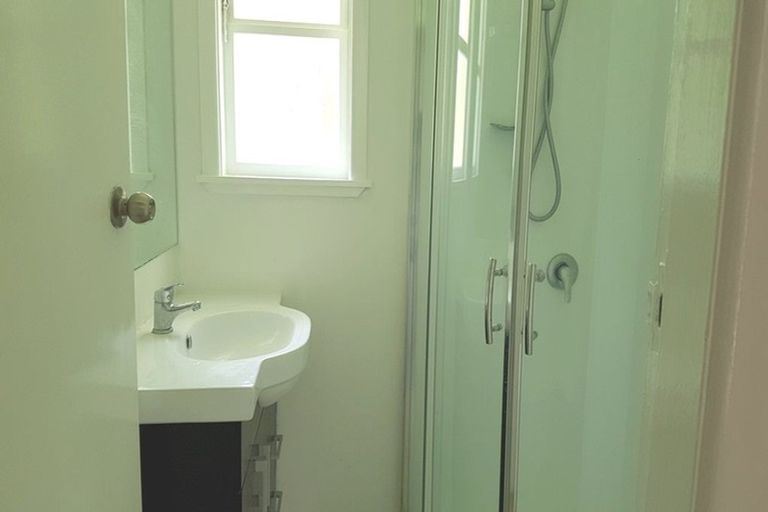 Photo of property in 186 Sunnynook Road, Totara Vale, Auckland, 0627