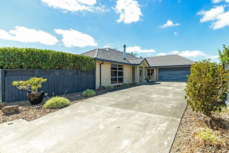 Photo of property in 6 Orlando Way, Kelvin Grove, Palmerston North, 4414