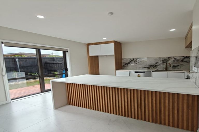 Photo of property in 52d Hutchinsons Road, Bucklands Beach, Auckland, 2014